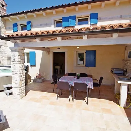 Nyaraló In Mit Terrasse Und Grill Kavran