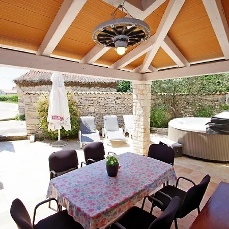 Nyaraló In Mit Terrasse Und Grill Kavran