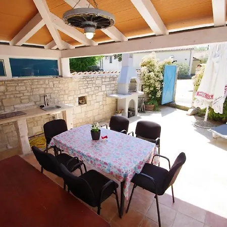 Holiday home In Mit Terrasse Und Grill Kavran