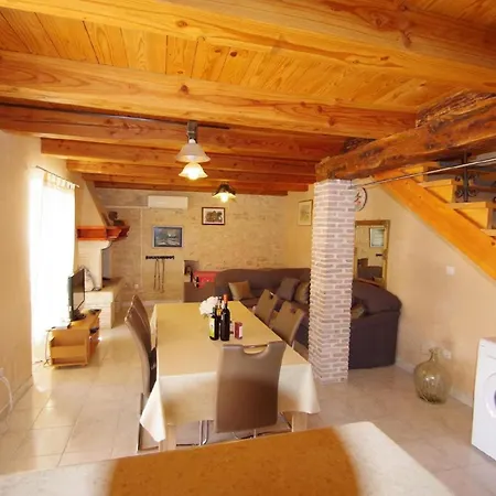 In Mit Terrasse Und Grill Holiday home Kavran
